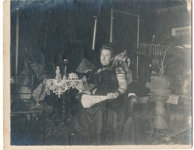 Phoebe Conklin Fraleigh in her home.jpg
