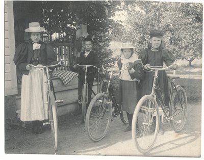 Unknown and Martha Fraleigh with Minnie and Leland Curtis.jpg